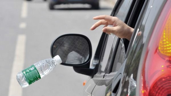 自作自受？ 高速上女孩扔方便面残汤 反遭扣一脸？