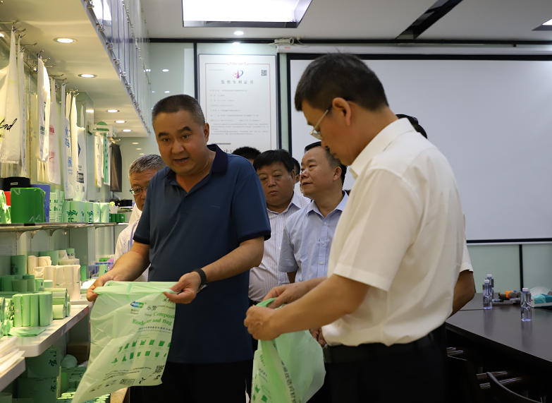 8月1日上午，乌海市委副书记、市长杨进，走进鑫海环保，调研华南地区禁塑政策及市场，受到杨董事长热情接待。