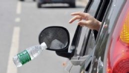 自作自受？ 高速上女孩扔方便面残汤 反遭扣一脸？