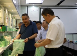 8月1日上午，乌海市委副书记、市长杨进，走进鑫海环保，调..